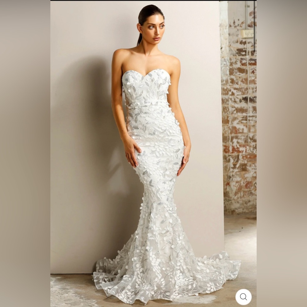 JADORE GOWN - White w/details - NWT - size 2